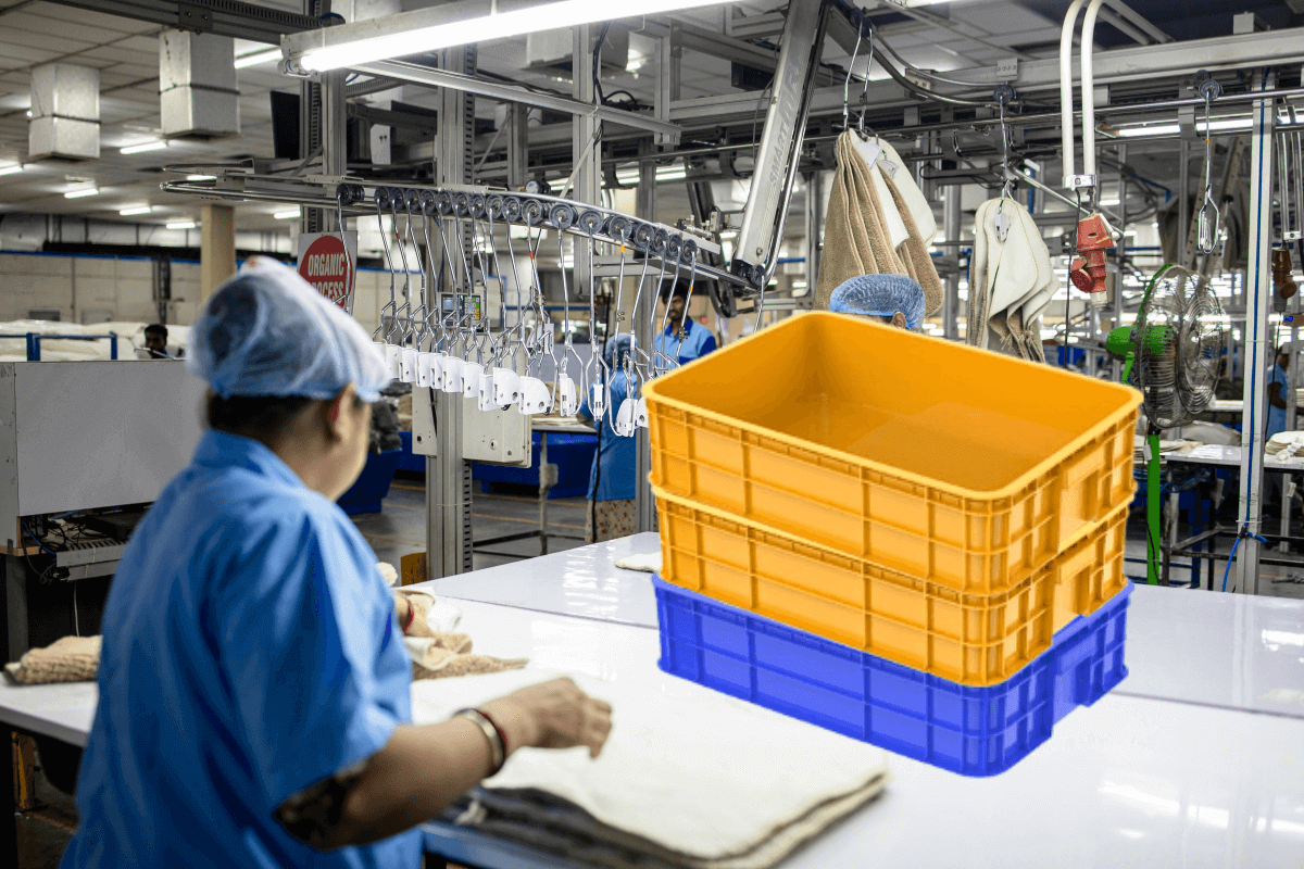 Sóng nhựa công nghiệp trong nhà máy sản xuất